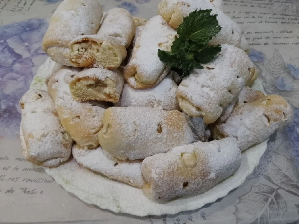 Песочное и рассыпчатое печенье, с начинкой из творога и изюма