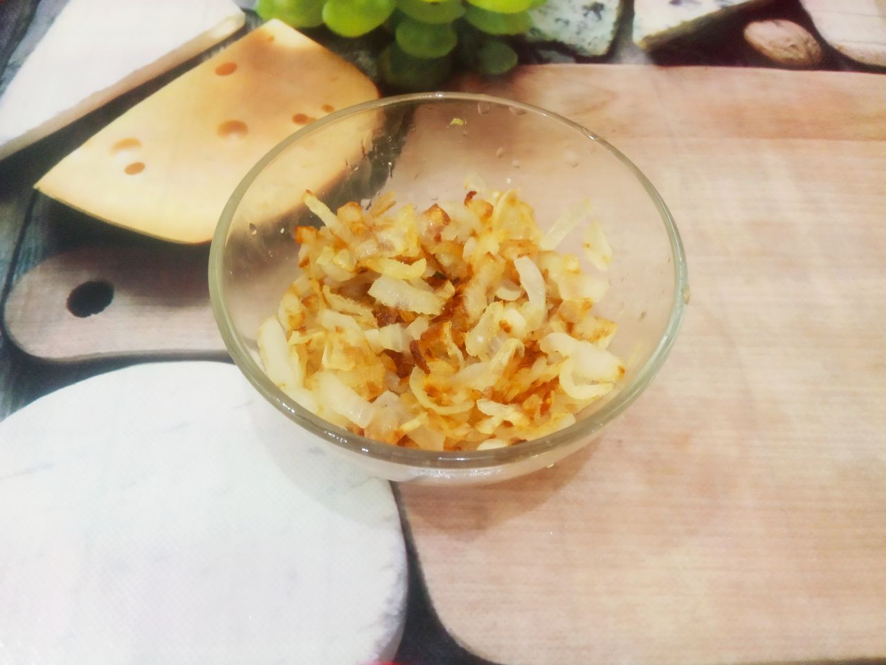 Салат из редьки, куриного филе и яиц, вкусный и сытный: Лук очищаем, промываем, разрезаем на полукольца или по своему усмотрению и обжариваем на растительном масле