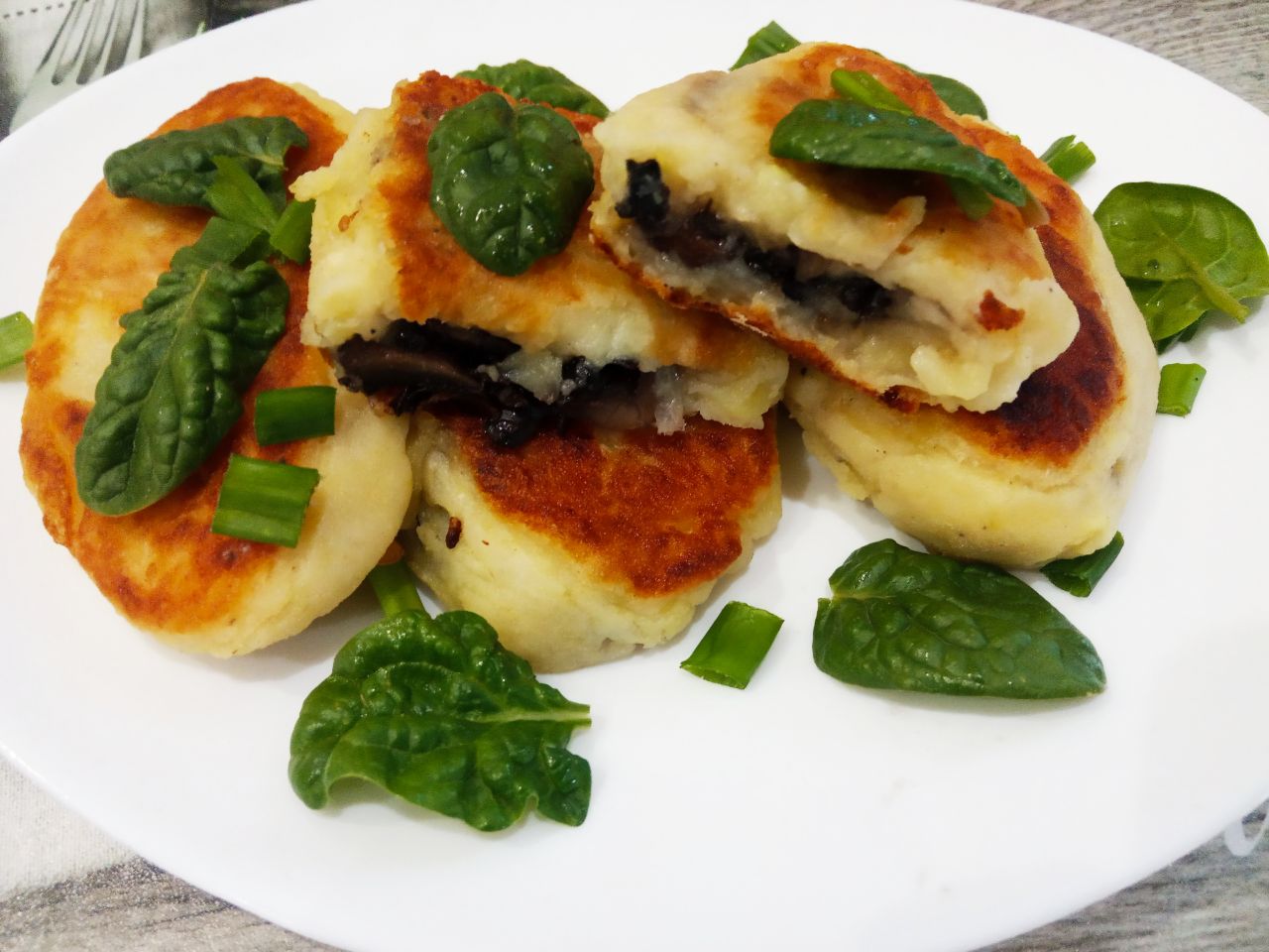 Картофельные зразы с начинкой из шампиньонов и лука