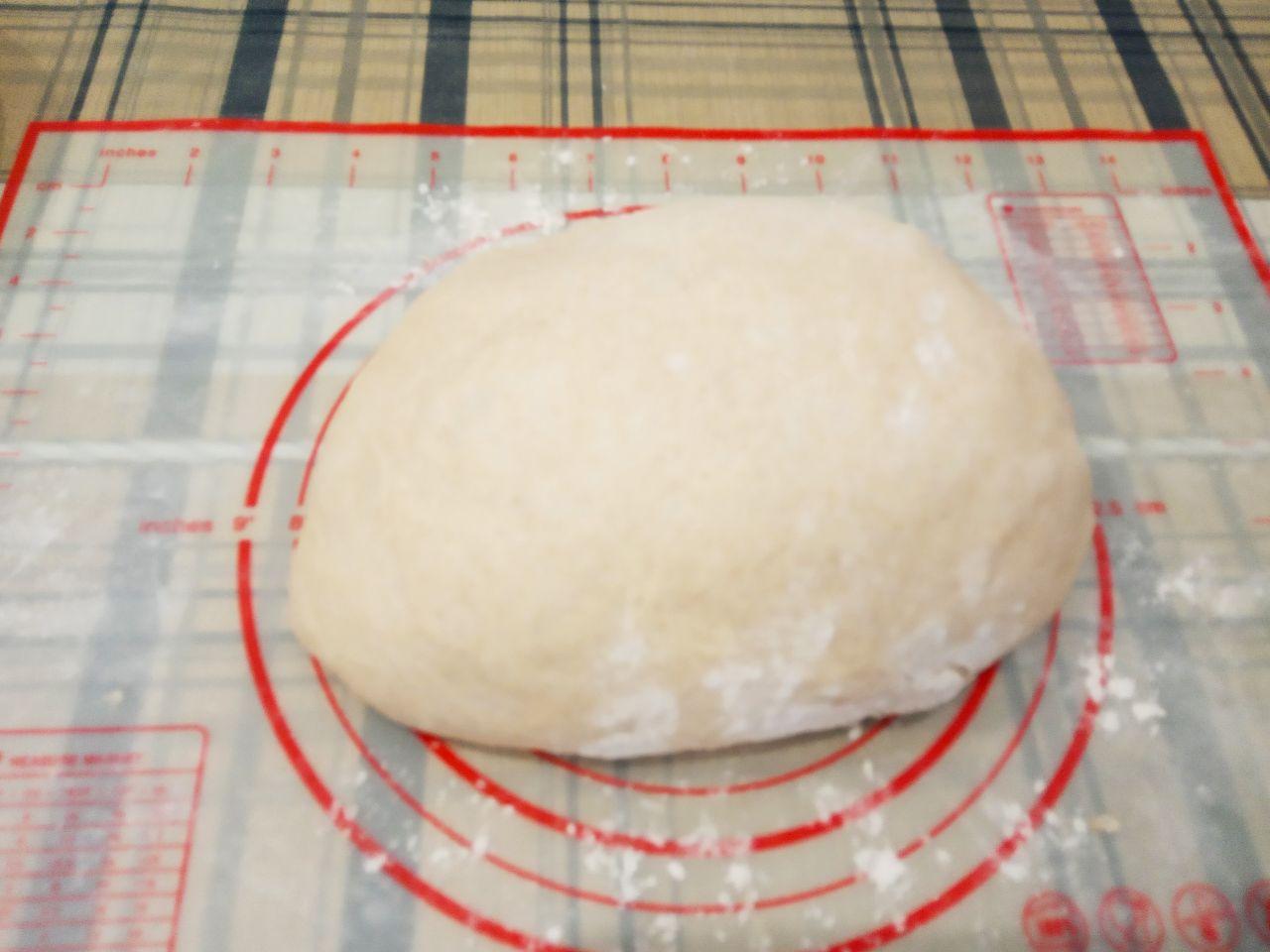Пицца домашняя, просто, быстро и вкусно: Тесто обминаем и разделяем на ровные части.