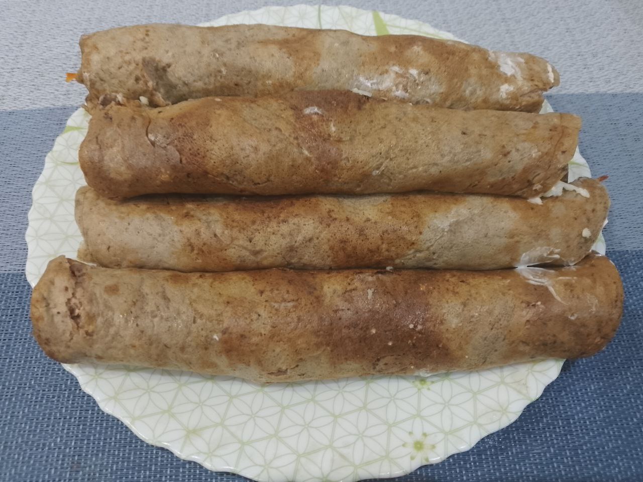Блины из печени с грибной начинкой, вкусные и сытные: Блины сворачиваем рулетом и ставим в холодильник, чтобы пропитались на пару часов.