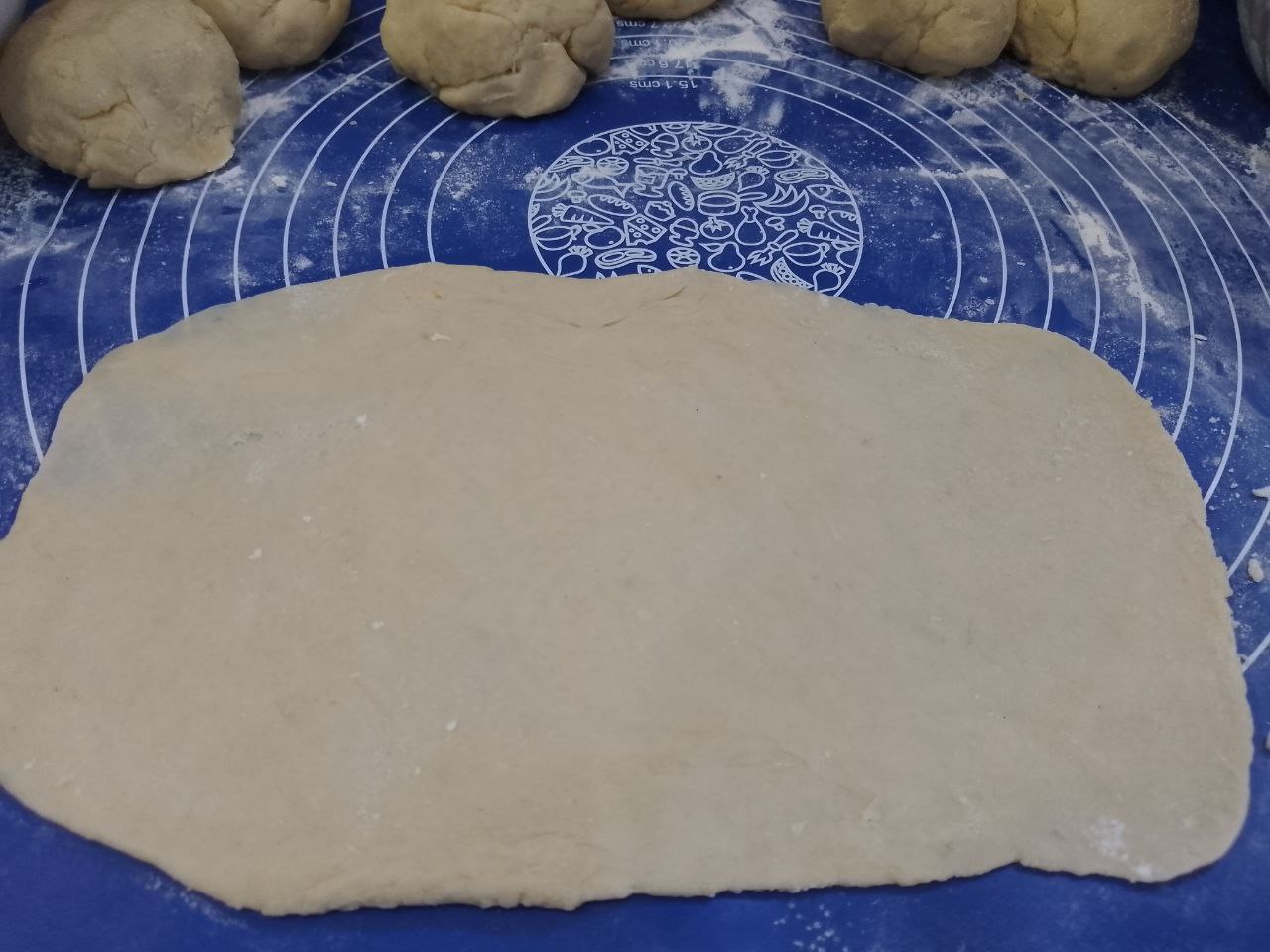 Домашнее рассыпчатое печенье с начинкой из творога: Каждую часть теста раскатываем тонким прямоугольником.