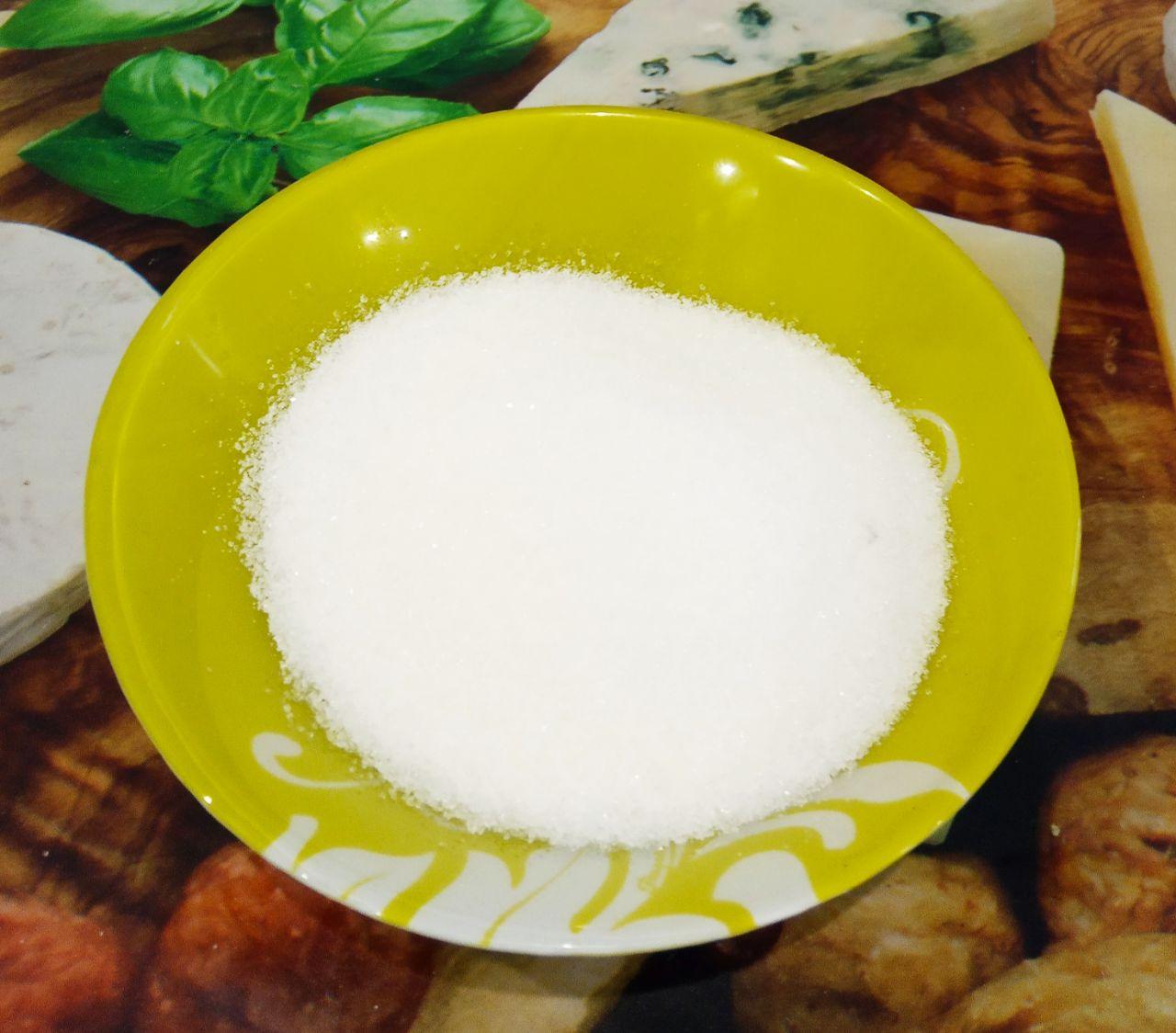 Вкусный шоколадный пирог с начинкой из творожных шариков 