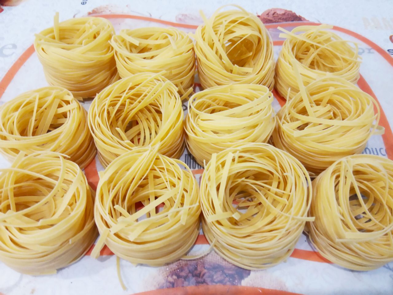 Макаронные гнёзда с мясом и сыром, в соусе: Гнёзда наполняем приготовленной мясной начинкой, поверх начинки выкладываем обжаренный перец.