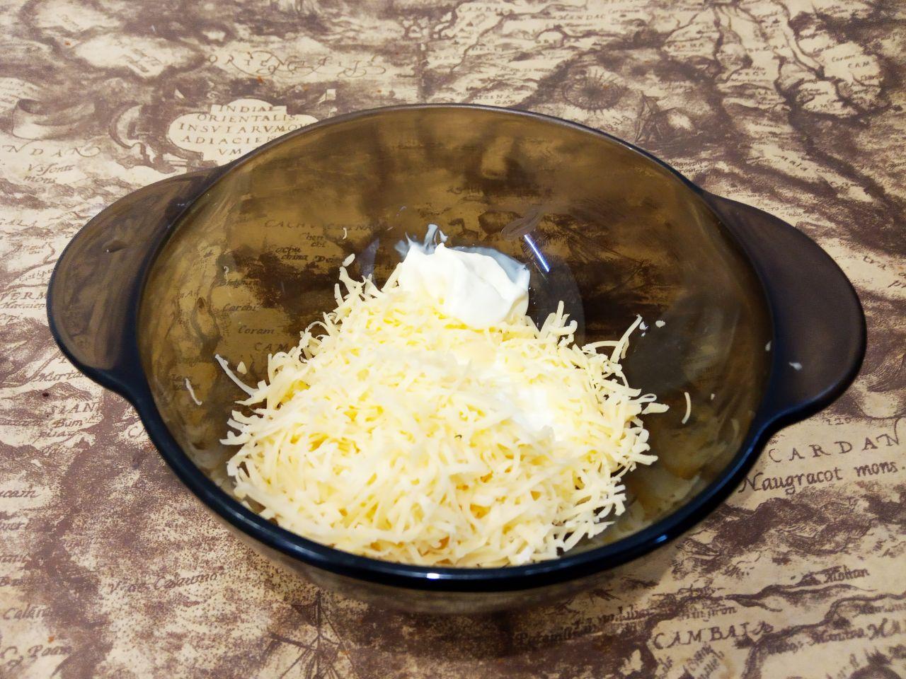Вкусные и аппетитные горячие бутерброды с сыром и помидорами: Сыр натертый на мелкой терке добавляем к майонезу, размешиваем.