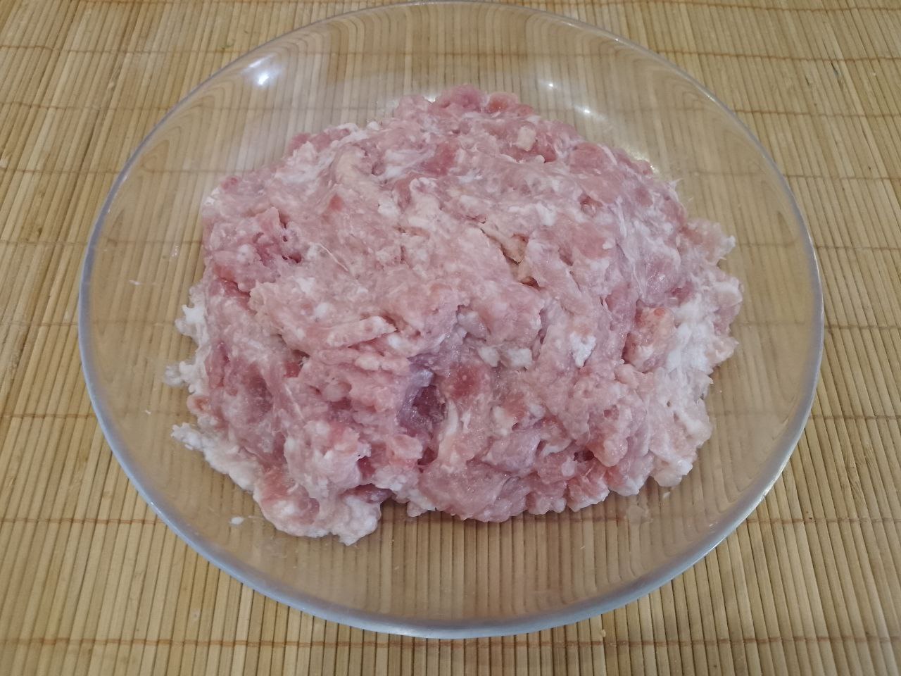 Пшеничная каша с мясом, просто и вкусно: Мясо промываем, просушиваем и перекручиваем через мясорубку.
