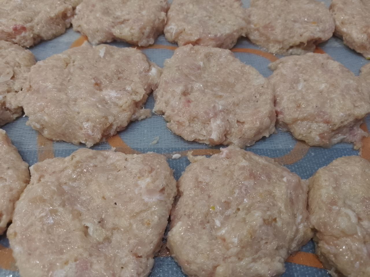 Зразы из куриного мяса, грибов и сыра, в духовке: Котлетную массу разделяем на 15 частей и формируем лепешки.