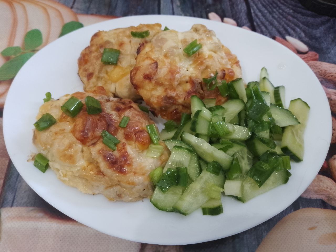 Котлеты из рубленого куриного мяса, сыра, запеченные в духовке