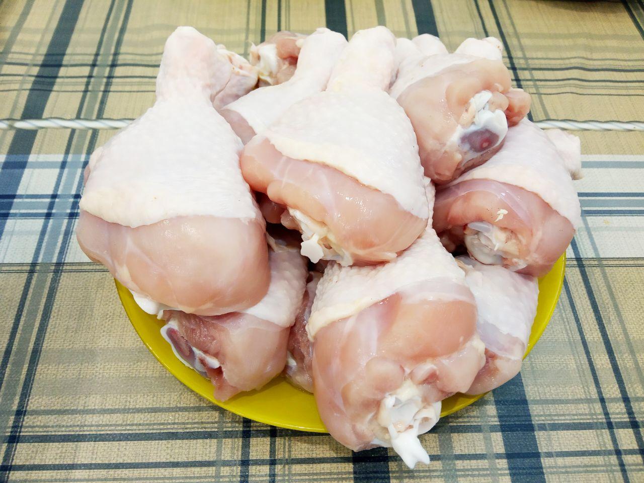Куриные голени в кляре и сухарях в духовке: С куриных ножек осторожно снимаем кожу, если не снимаем кожу тщательно очищаем, промываем и просушиваем. Я не