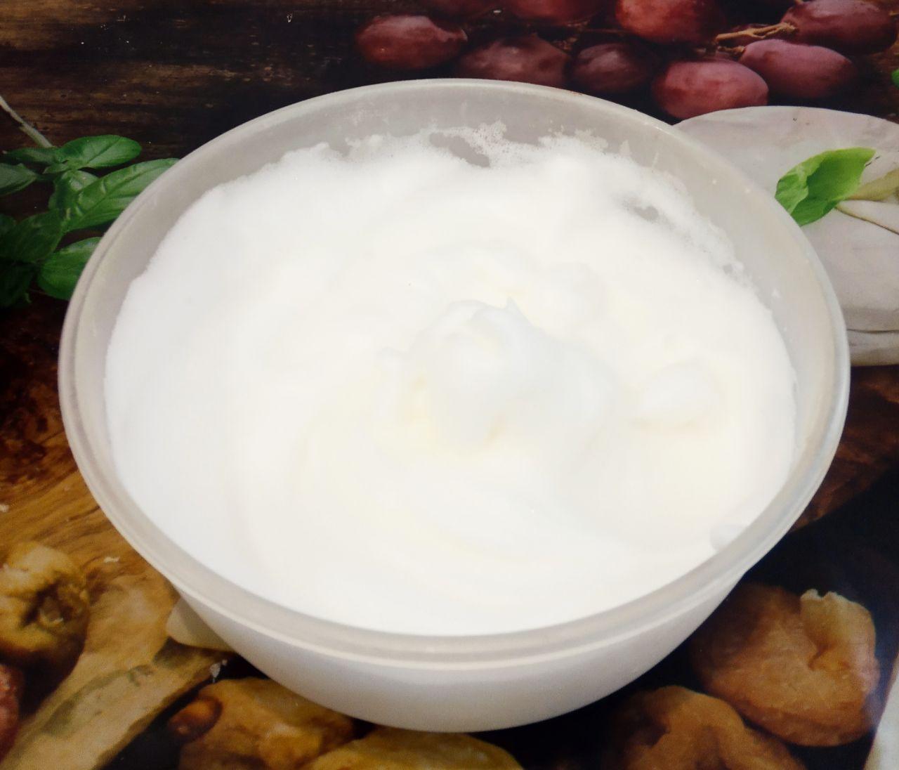 Вкусный и ароматный кофейный торт с заварным сливочным кремом: Белки взбиваем до стойкой пены и осторожно добавляем в тесто, размешиваем.