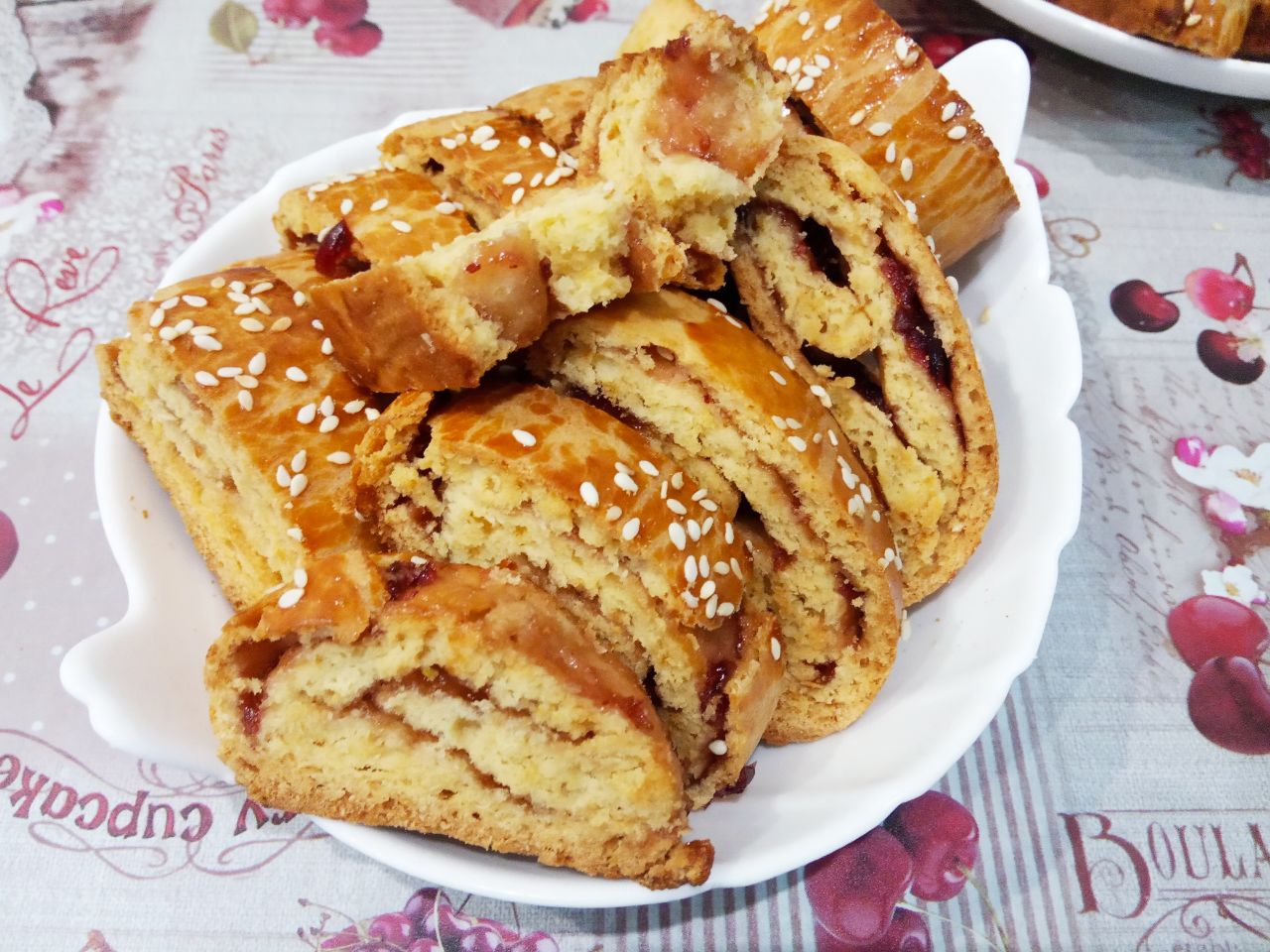 Печенье с джемом и кунжутом подсушенное в духовке: Достаем противень с печеньем из духовки, выкладываем на блюдо и подаем к чаю.