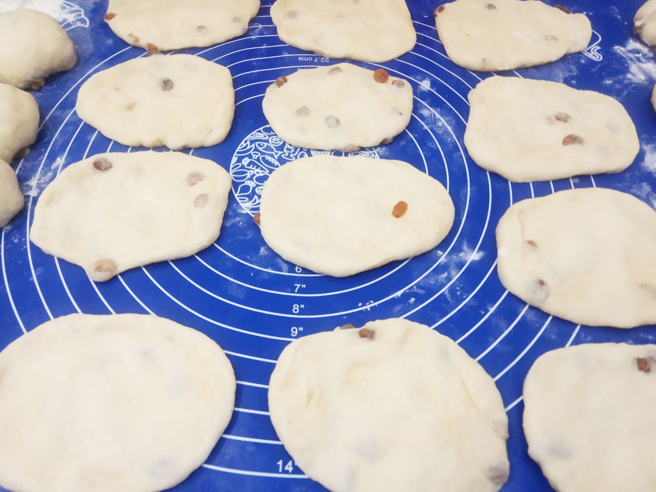 Булочки с начинкой из жареных яблок, изюма и корицы: Колобки для булочек с изюмом, раскатываем продолговатыми кружочками, которые смазываем сливочным маслом и