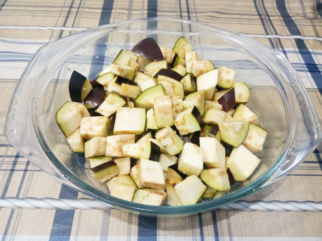 Жареные баклажаны с луком, напоминают вкус грибов: Баклажаны промываем водой, очищаем плодоножки и разрезаем на небольшие кубики.
