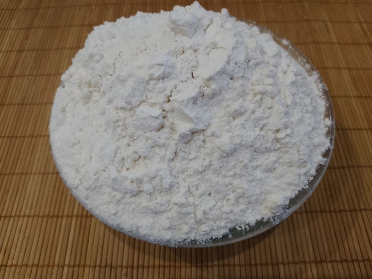 Печенье с изюмом на майонезе, просто и вкусно: Муку смешиваем с содой и просеиваем через мелкое сито.