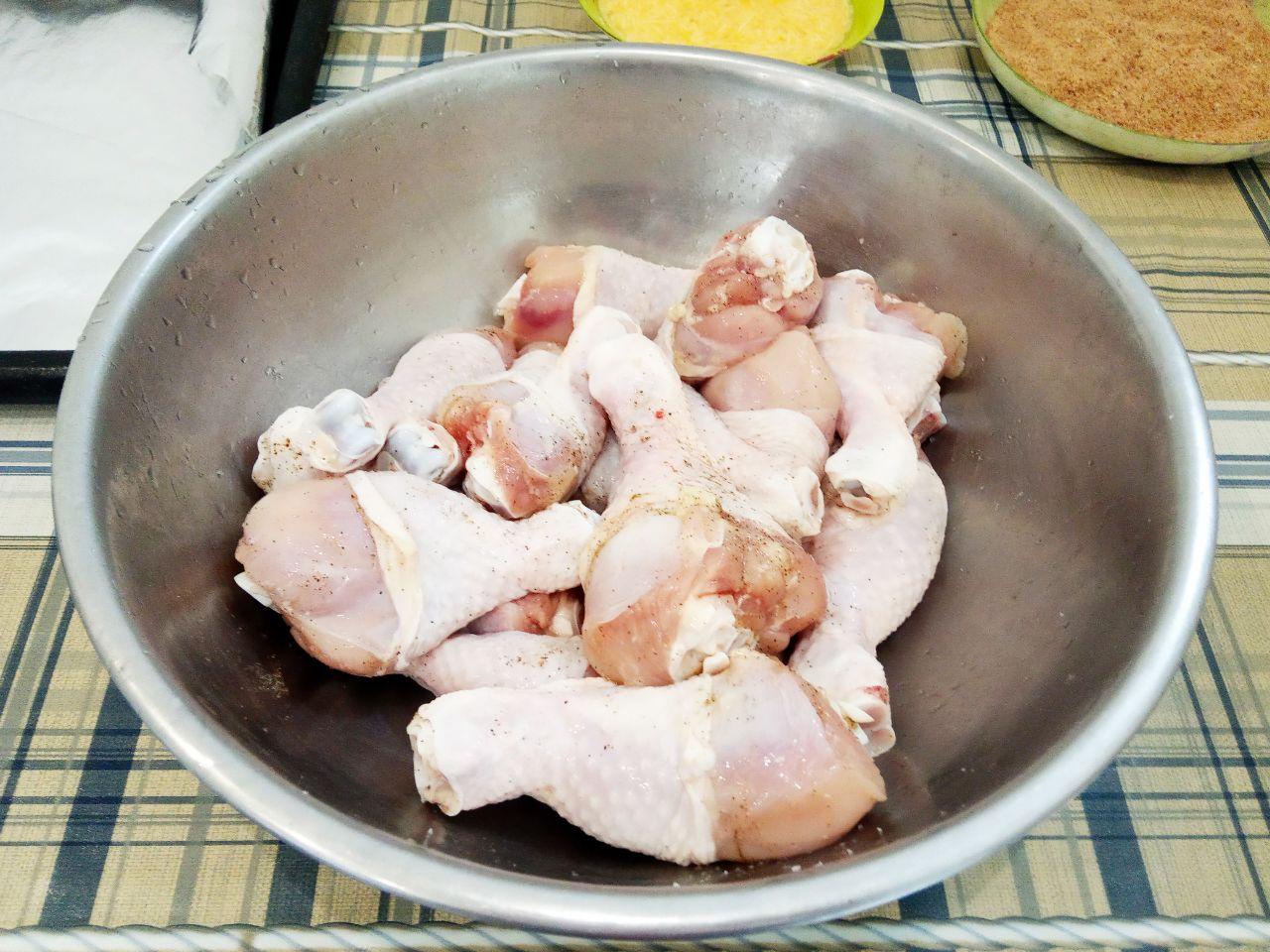 Куриные голени в кляре и сухарях в духовке: Натираем солью и перцем по вкусу, посыпаем сухим чесноком по желанию и оставляем чтобы пропитались.