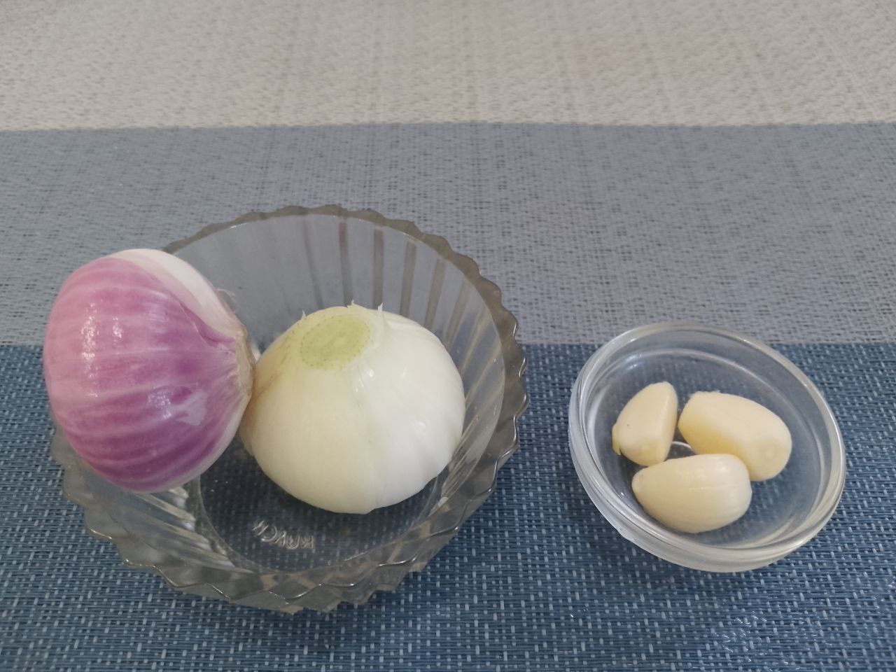 Картофель с сыром, в беконе, запеченный в духовке: Лук очищаем от шелухи, промываем и разрезаем полу кольцами.