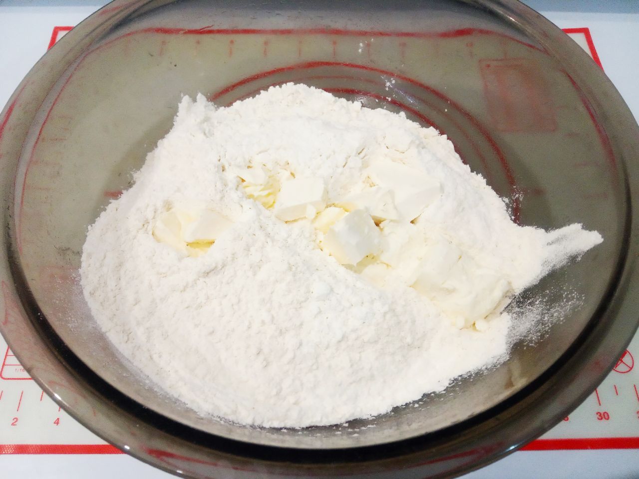 Рогалики с джемом на сметане, без яиц, просто и вкусно: Кладем в муку измельченное холодное сливочное масло и растираем в крошку.