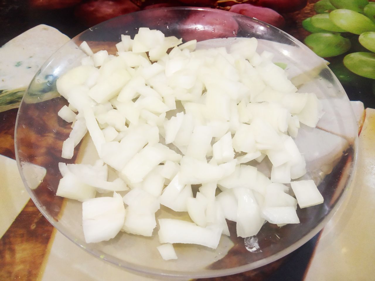 Паштет из куриной печени, вкусно и просто: Лук очищаем, промываем и мелко нарезаем.