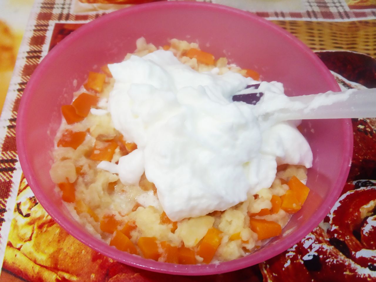 Запеченная тыква с яблоками, виноградом и яйцами, в духовке: Выкладываем взбитые белки и размешиваем.