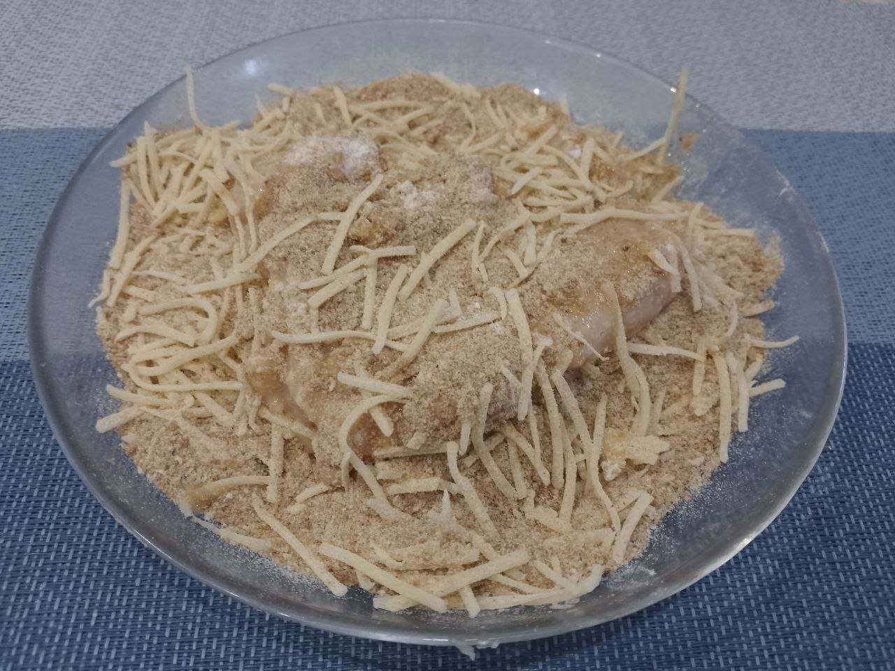 Курица пармиджано с протертыми помидорами и сыром: Затем обваливаем в смеси из панировочных сухарей и сыра.