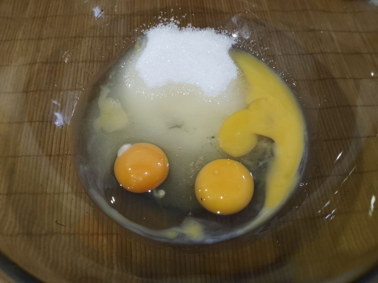 Печенье с изюмом на майонезе, просто и вкусно: Яйца разбиваем в чашу или миску, добавляем сахар и ванильный сахар.