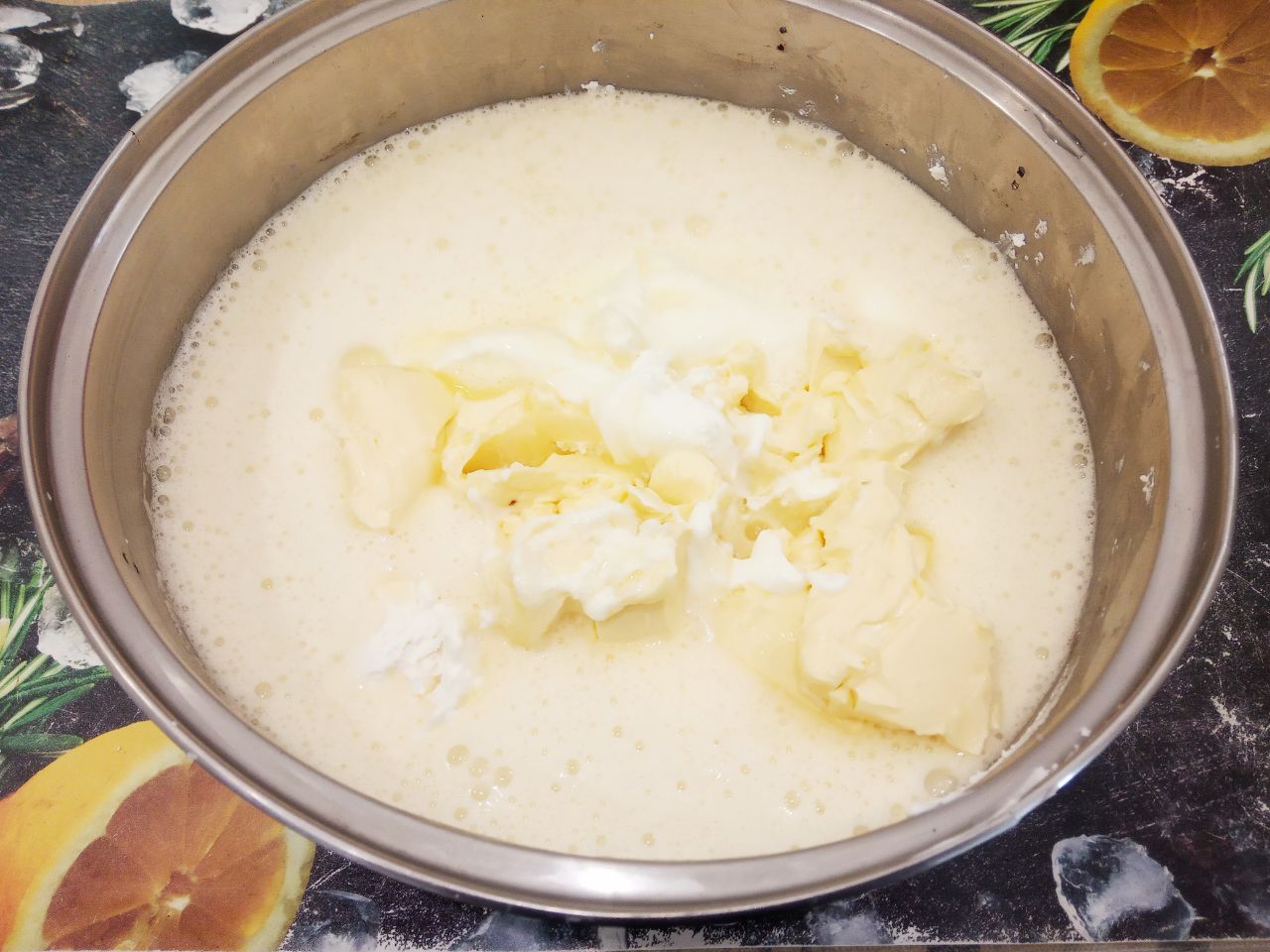 Нежная творожная пасха с цукатами и изюмом: Выливаем взбитые яйца, размешиваем.
