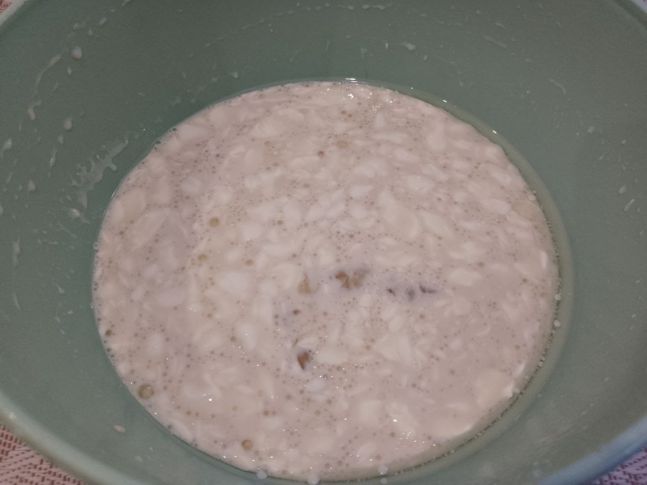 Домашняя пицца с шампиньонами, колбасой, помидорами и сыром: В миску разбиваем яйца, добавляем майонез, растительное масло и разведенные дрожжи. Смесь перемешиваем