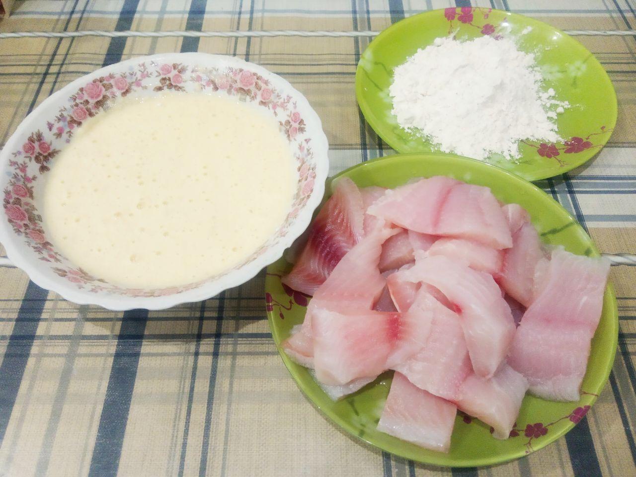 Рыба в сырно-яичном кляре, вкусно и аппетитно: Разогреваем сковороду и наливаем растительное масло. Кусочки рыбы обваливаем сначала в муке, затем вилкой