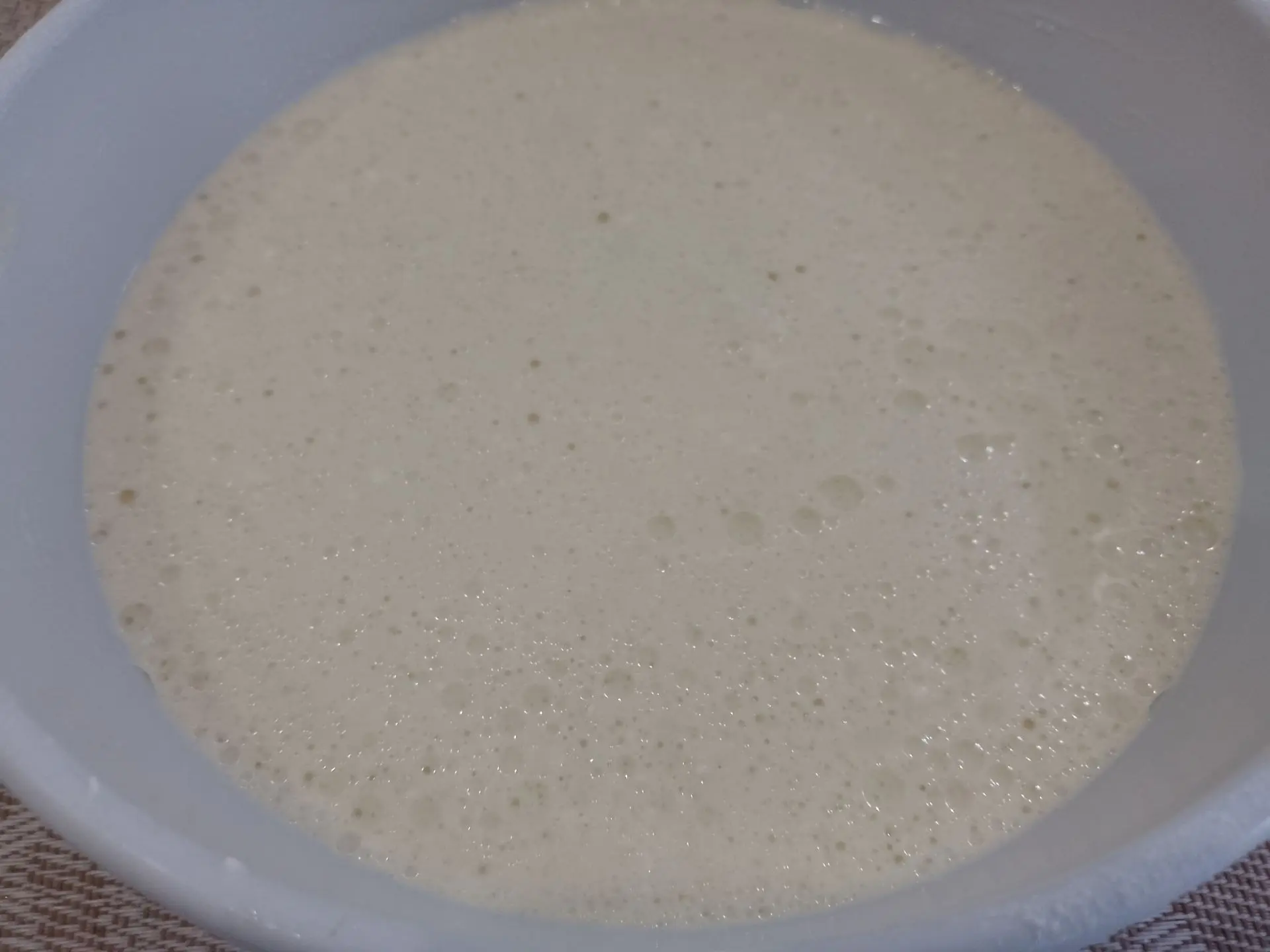Творожные блины с желе, нежные и вкусные: Разогреваем хорошо сковороду, смазываем маслом и наливаем тонкий слой теста.