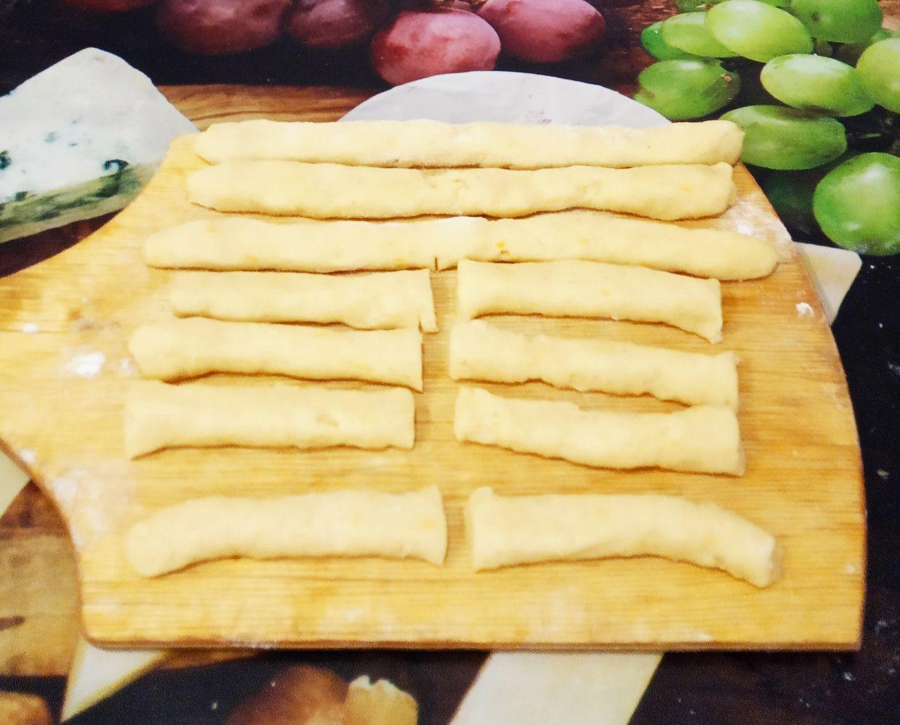 Мандариновые песочные и рассыпчатые палочки: Жгуты разрезаем на полоски желаемой длины.