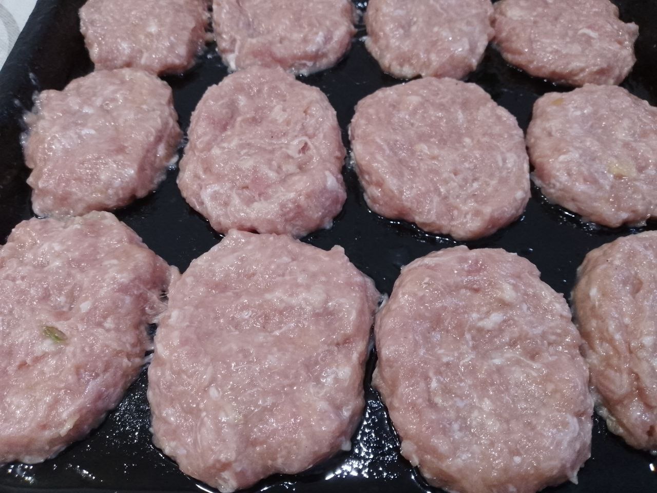 Стожки из мяса, грибов, сыра и картофельного пюре, сытные и аппетитные: Противень смазываем жиром, формируем круглые лепешки и укладываем на противень.