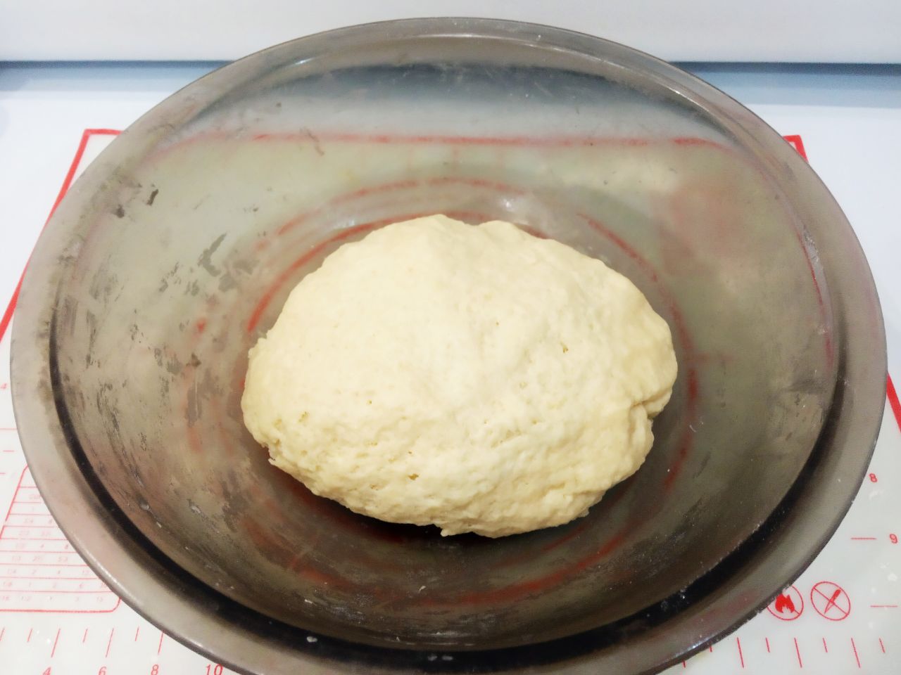 Рогалики с джемом на сметане, без яиц, просто и вкусно: Добавляем в мучную крошку растительное масло и сметанную смесь, размешиваем и замешиваем мягкое и нежное