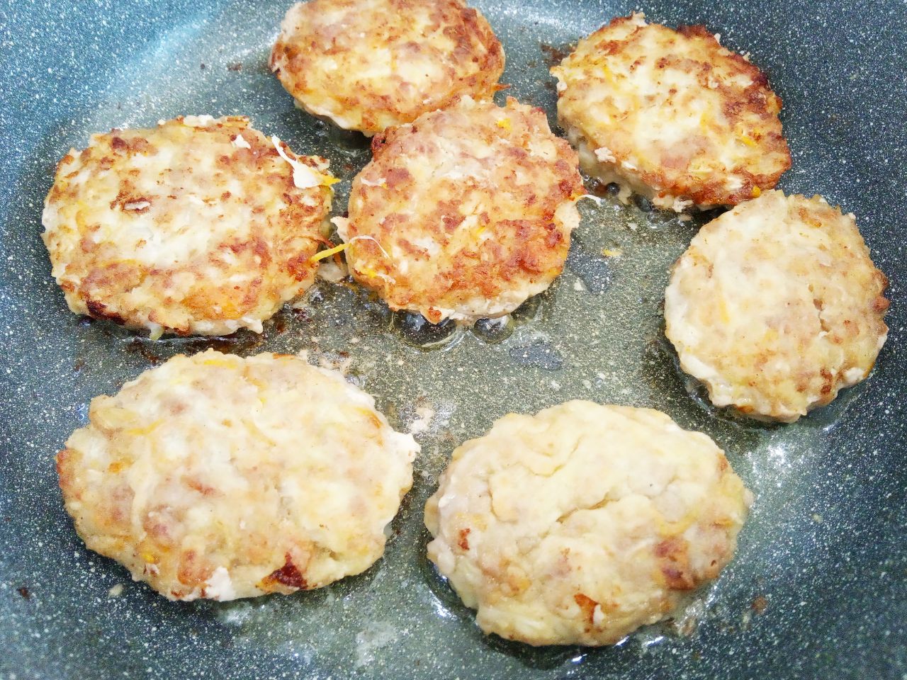 Котлеты из свежей капусты и фарша, сочные и вкусные: Разогреваем сковороду с растительным маслом, укладываем котлеты и жарим на медленном огне с двух сторон до