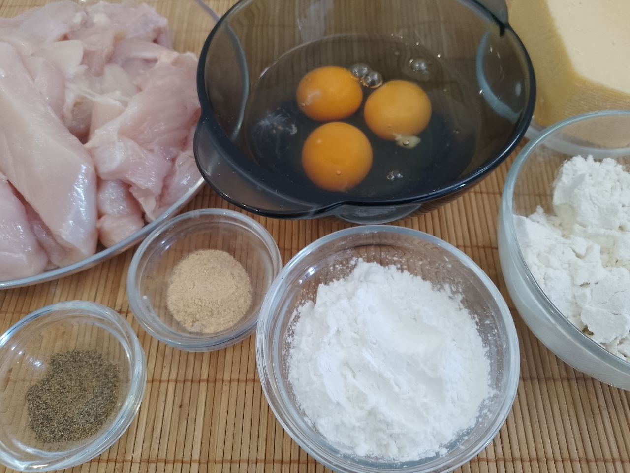 Отбивные в кляре из куриного мяса, на сковороде
