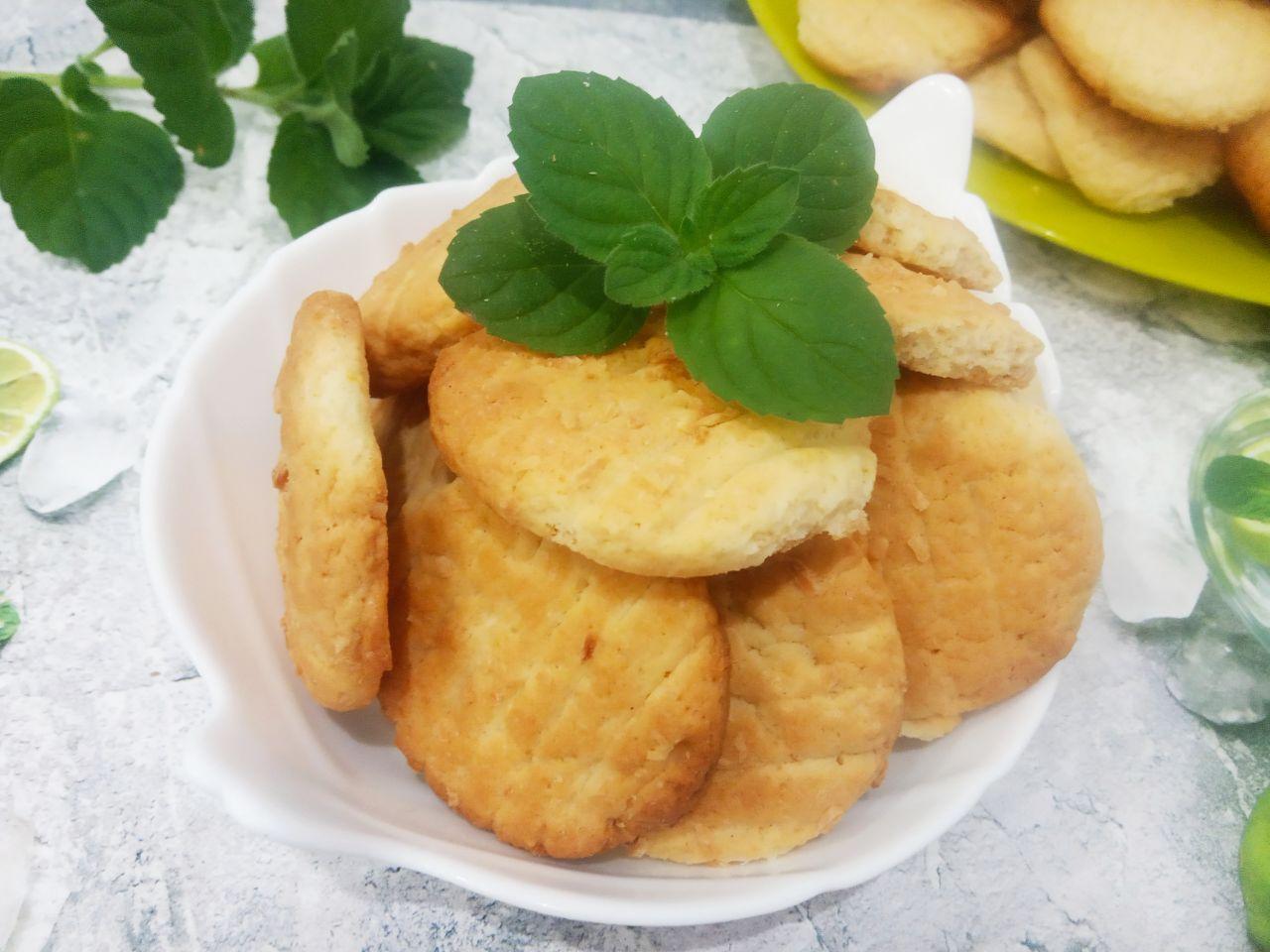 Домашнее печенье с кокосовой стружкой, рассыпчатое и песочное: Испеченное печенье выкладываем на блюдо или поднос и подаем к чаю.