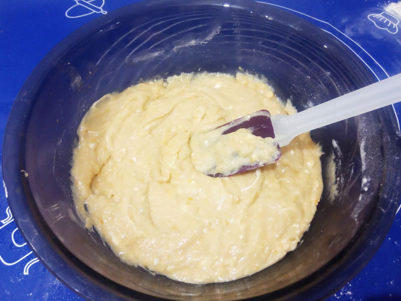 Домашние мандариновые коржики, мягкие и рассыпчатые: Муку просеиваем через мелкое сито и больше половины муки добавляем в смесь, размешиваем лопаткой.