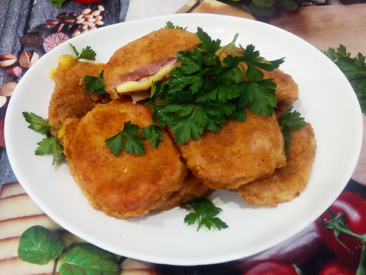 Вкусный и аппетитный завтрак из ветчины и сыра, в кляре: Зелень промываем, просушиваем и мелко нарезаем.Ломтики обжаренной ветчины складываем на тарелку и посыпаем