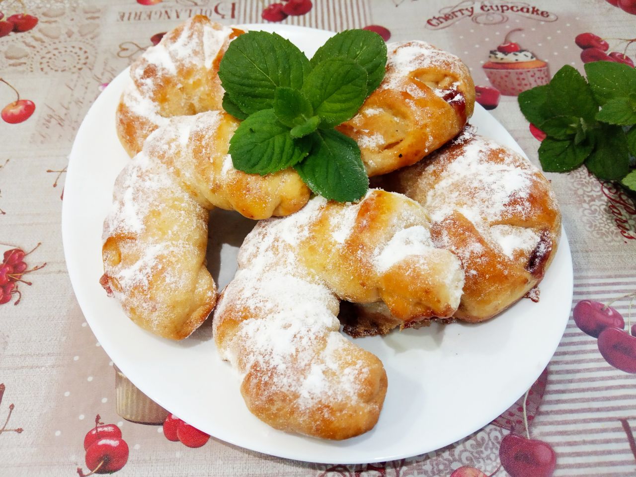 Воздушные и рассыпчатые рогалики с джемом