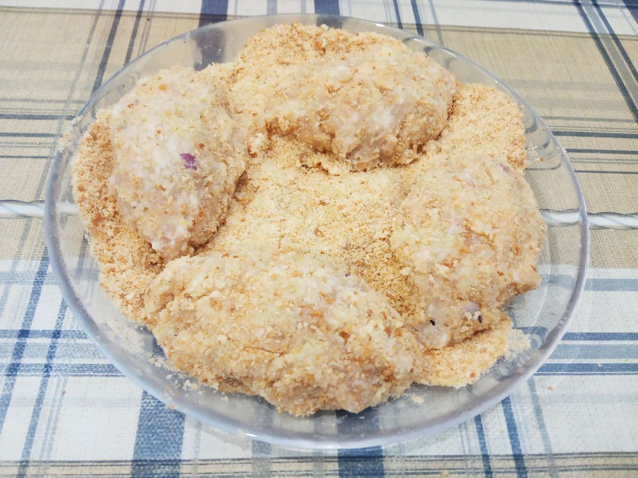 Нежные и сочные зразы мясные  с сыром: На каждую часть кладем брусочек сыра, формируем зразы и обваливаем в панировочных сухарях.