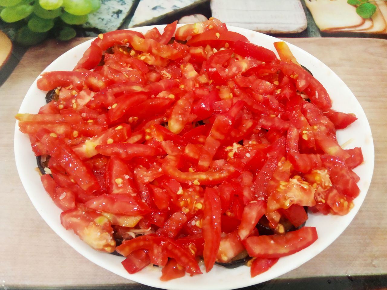 Салат из баклажанов, с помидорами и сыром: Выкладываем ряд помидоров, посыпаем солью и поливаем растительным маслом.