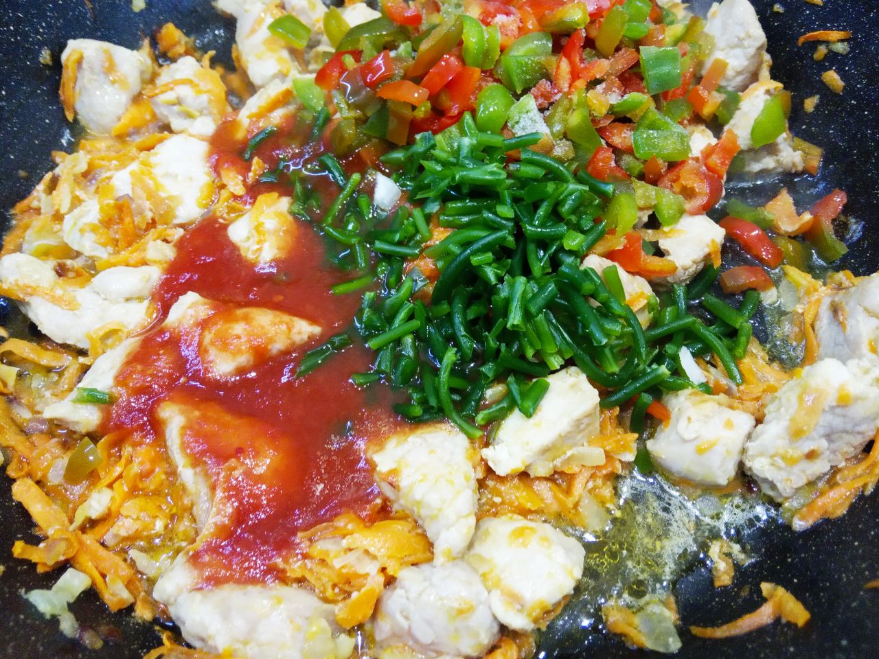 Тушеная чечевица со свининой и овощами, сытно и вкусно: Добавляем перец, томатную пасту, стрелки чеснока и обжариваем.