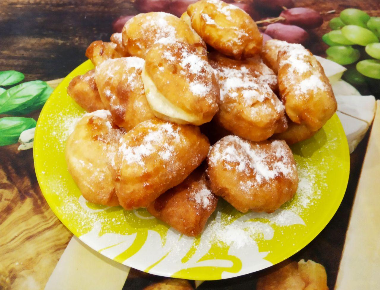 Вкусные сочные жареные пирожки на кефире с яблоками