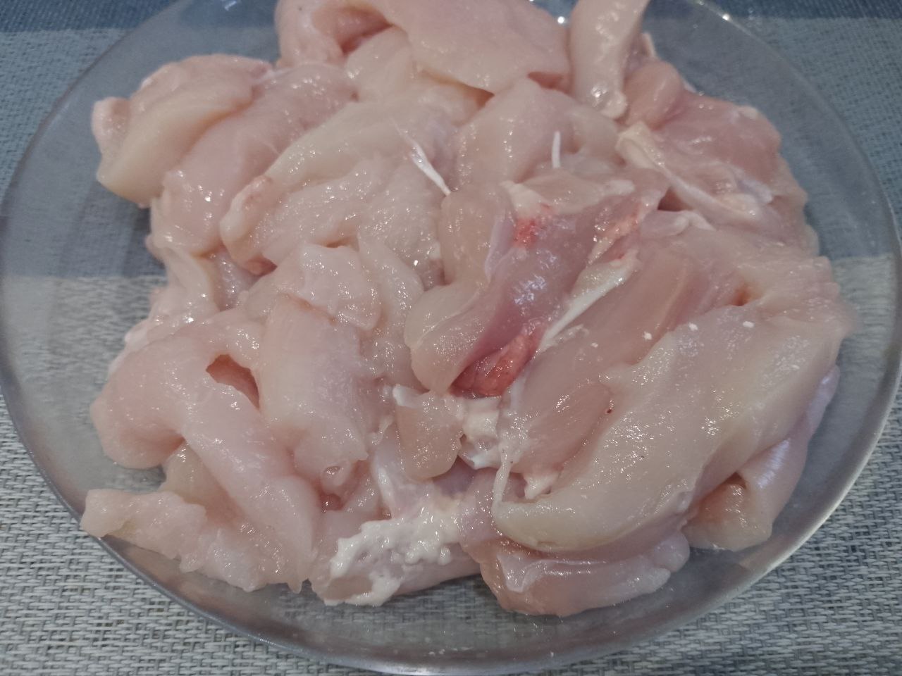 Куриное филе полосками, жареное на сковороде: Куриное мясо тщательно промываем и просушиваем. Разрезаем мясо на полоски толщиной около 1,5 мл.