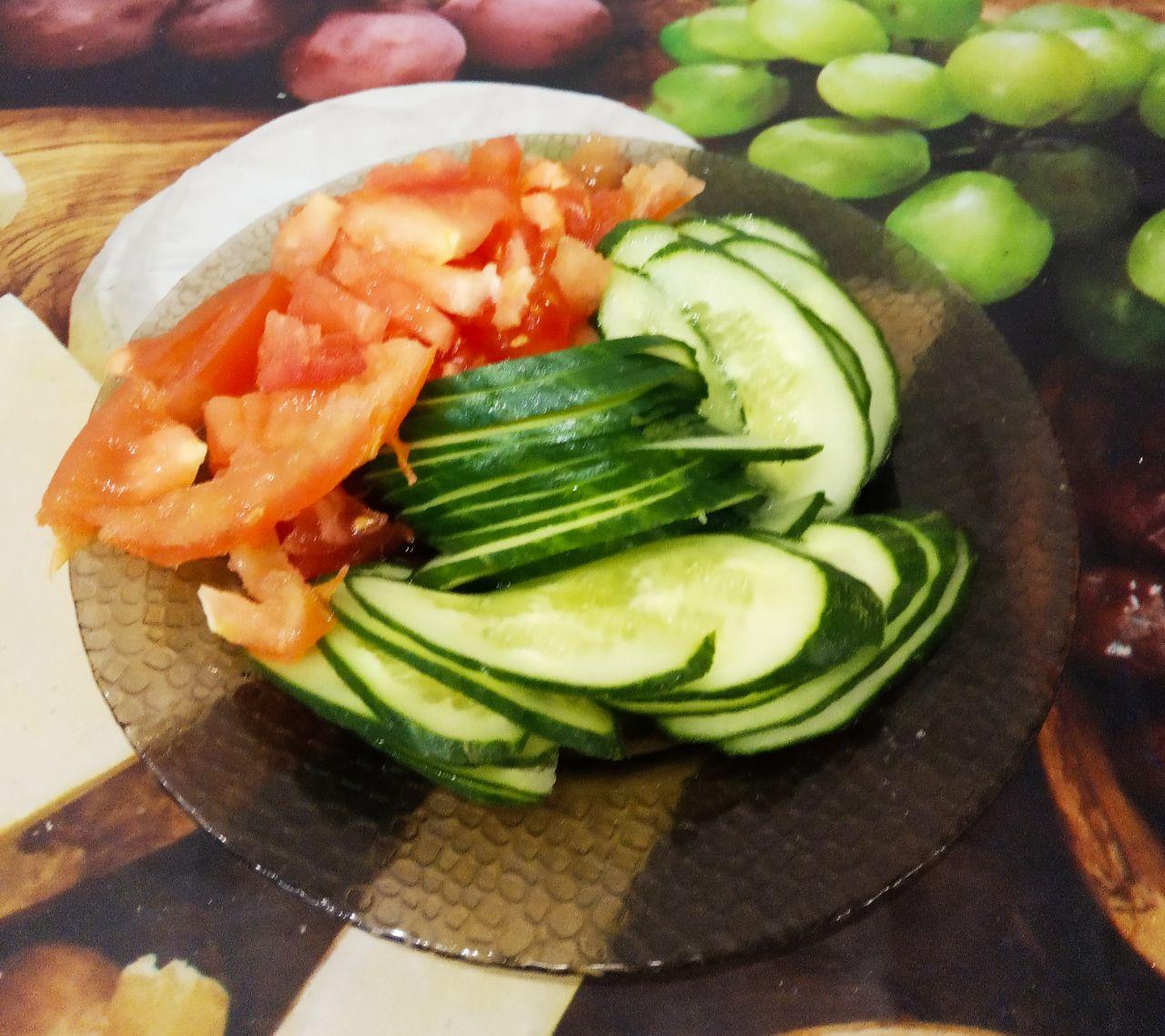 Аппетитные гренки со шпротами, огурцами и помидорами, просто и вкусно: Помидор промываем водой, просушиваем и нарезаем ломтиками.