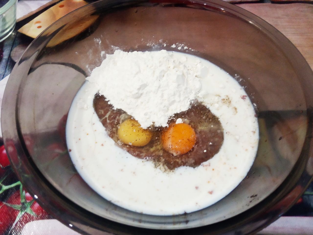 Простой рецепт торта из печени, сыра, лука и моркови: Соединяем печень, яйца, молоко, муку, солим и перчим по вкусу, тщательно размешиваем.