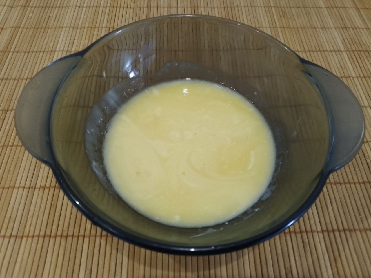 Манный пирог или манник на сметане, просто и вкусно: Сливочное масло растапливаем в микроволновке или на водяной бане.