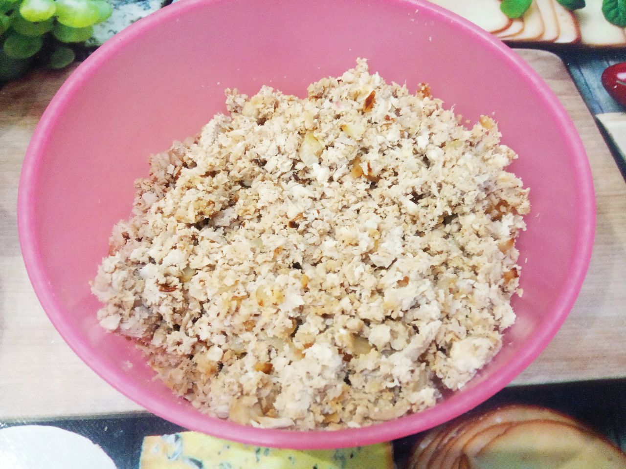 Блинчики с мясом и сыром, запеченные в духовке: Кладем отваренное мясо к обжаренному луку, добавляем перец по вкусу и соевый соус. Начинку перемешиваем и