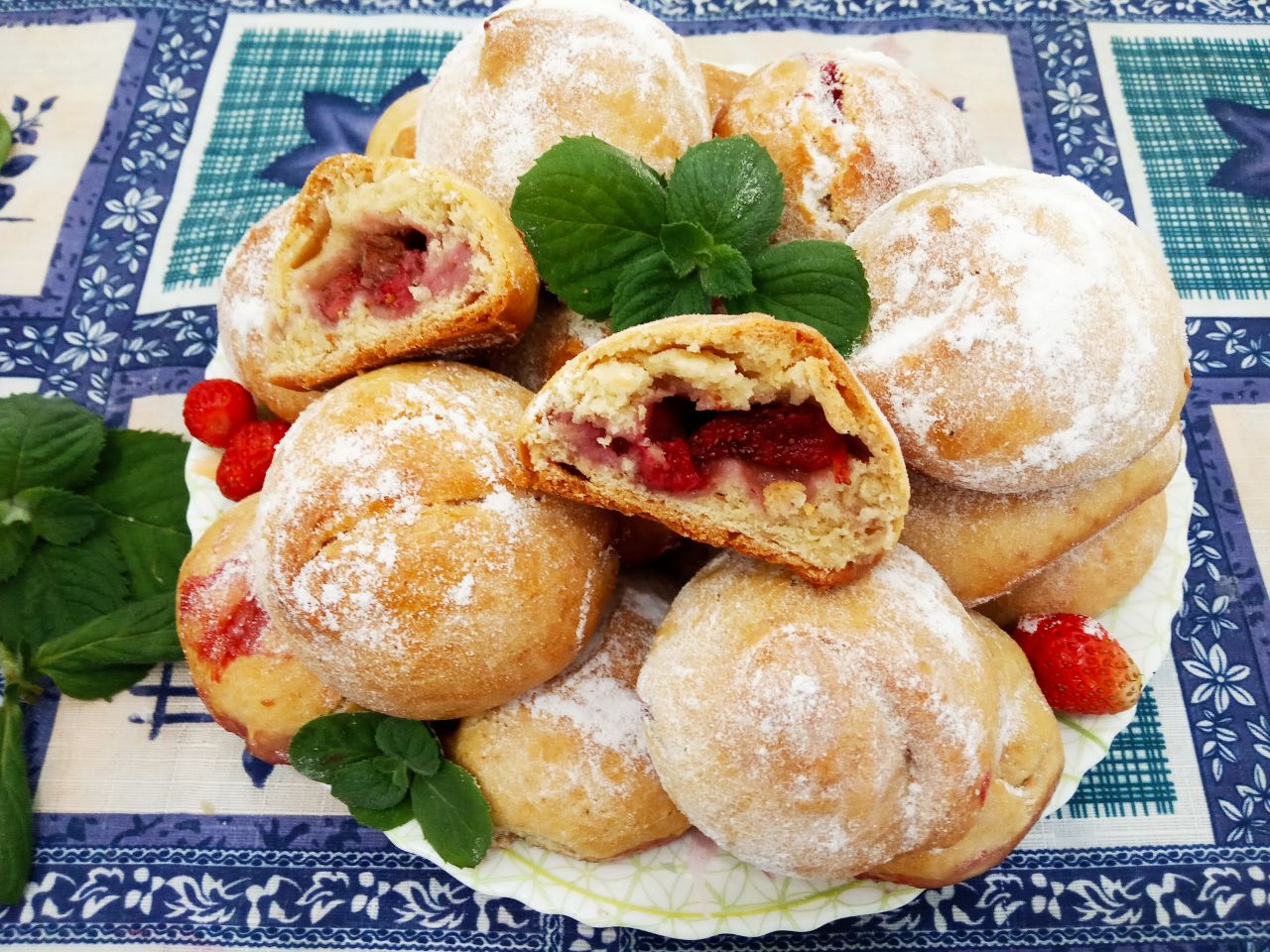 Пирожки с клубникой, из бездрожжевого теста, воздушные и рассыпчатые