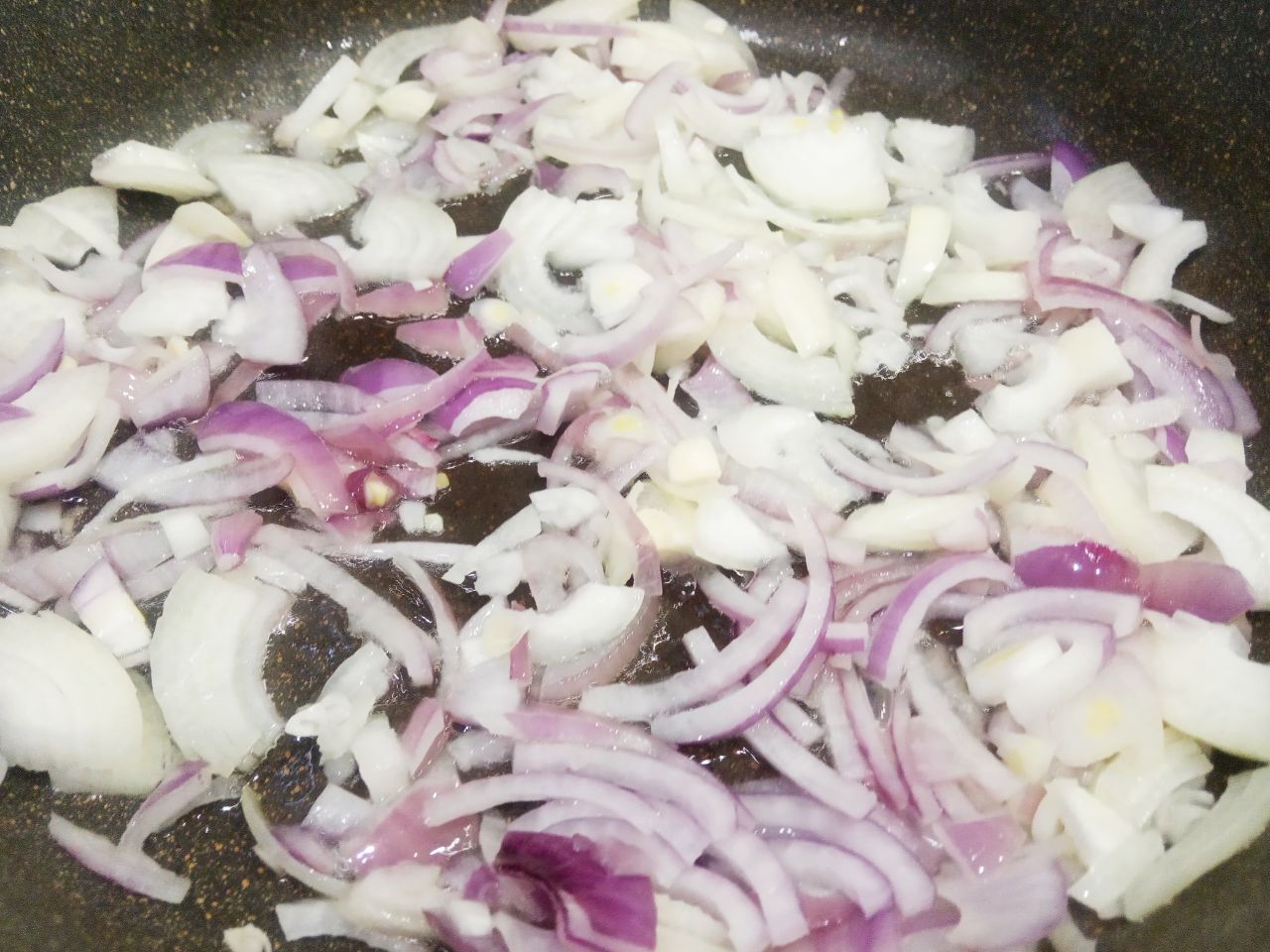 Мясной рулет с начинкой из грибов и жареного лука: Лук очищаем, промываем, измельчаем, разогреваем сковороду с растительным маслом и кладем лук.