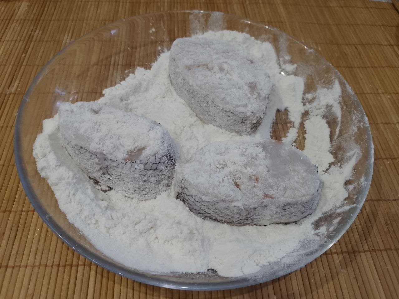 Рыбный стейк в кляре, вкусно и сытно: Разогреваем сковороду с растительным маслом. В тарелку насыпаем муку и стейк сначала обваливаем в муке.